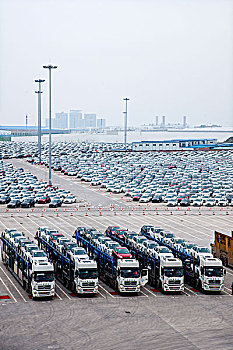 重庆长安民生物流股份有限公司正在长安福特汽车有限公司二工厂轿车整车转运场上储运商品车