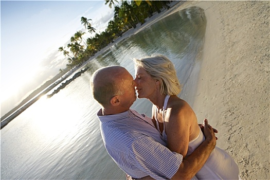 老年,夫妻,吻,海滩