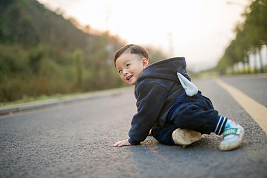 坐在路上的小孩