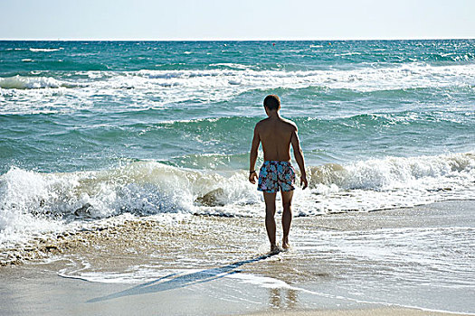 男孩,走,海浪,海滩,后视图