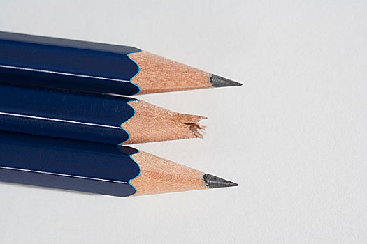 三个,铅笔,排列,一个,破损