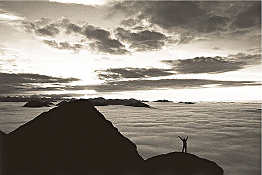 剪影,一个人,伸展胳膊,山