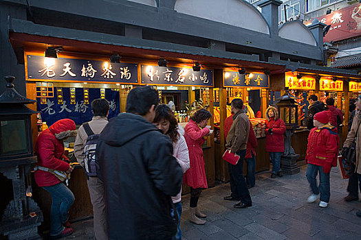 夜幕下的北京王府井小吃街