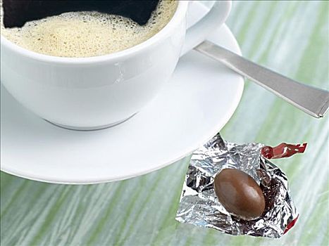 咖啡杯,巧克力复活节蛋