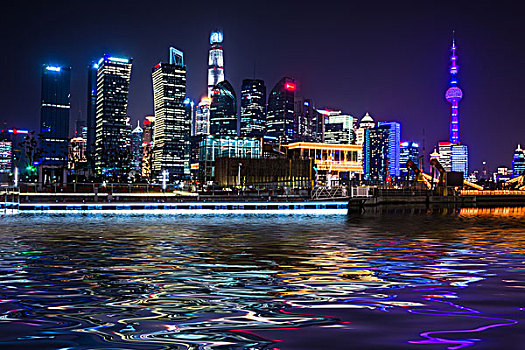 美丽上海的天际线在夜间,现代城市背景