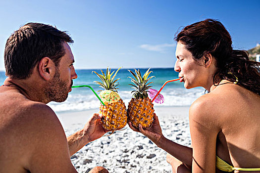 可爱,情侣,祝酒,菠萝,鸡尾酒,海滩