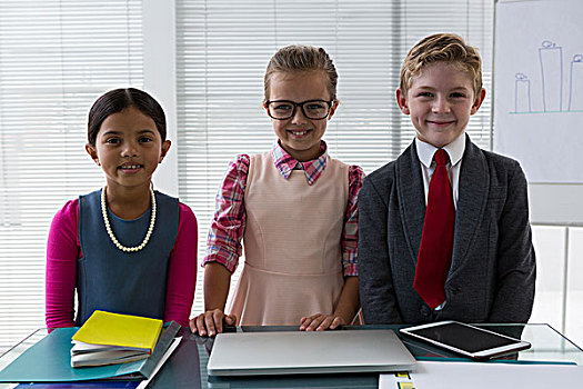 儿童,公司主管,微笑,站立,办公室,头像