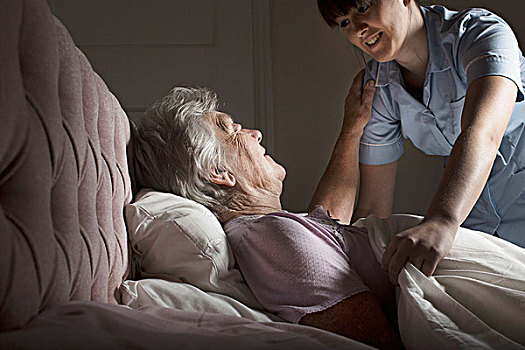 个人护理,协助,交谈,老年,女人,床上