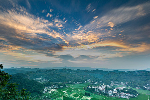 日落晚霞蜿蜒田园民居美丽乡村