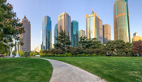 上海陆家嘴金融区中心绿地和银行大楼建筑群全景