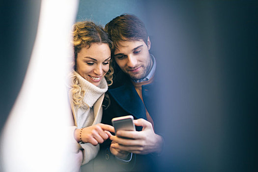情侣,智能手机,室内,列车