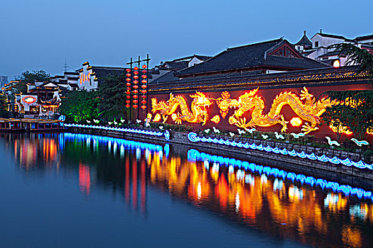 南京秦淮河的大照壁夜晚景观