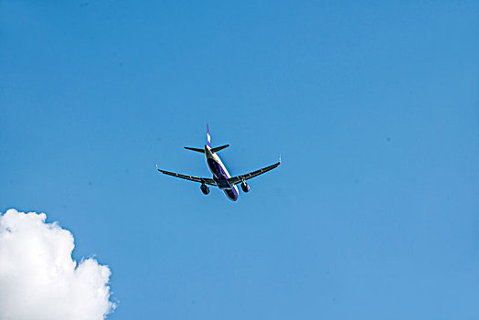 西部航空的飞机正从重庆江北机场起飞