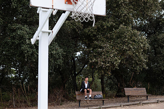 男性,青少年,篮球手,坐,公园长椅,篮球场