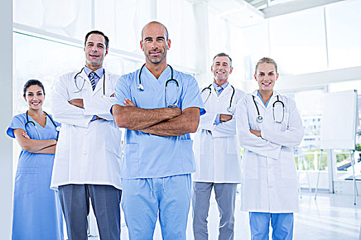 团队,微笑,医生,看镜头,双臂交叉,诊所