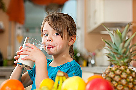 健康饮食,孩子,喝,牛奶,许多,新鲜,水果,桌子,正面