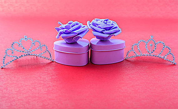 水晶皇冠和有紫色玫瑰花的心形礼盒