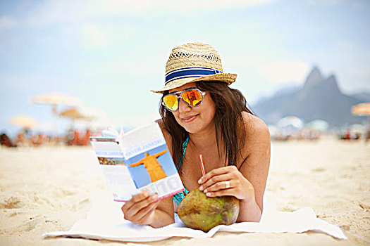 成年,女人,读,游客,引导,伊帕内玛海滩,里约热内卢,巴西