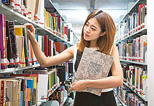 女孩在圖書館
