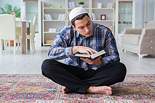 年轻,穆斯林,男人,祈祷,在家
