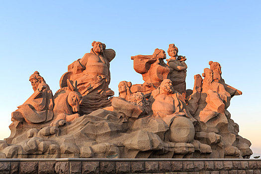 夕阳中的中国山东省烟台市蓬莱八仙过海雕塑