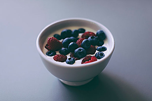 特写,新鲜,浆果,酸奶,碗,灰色背景