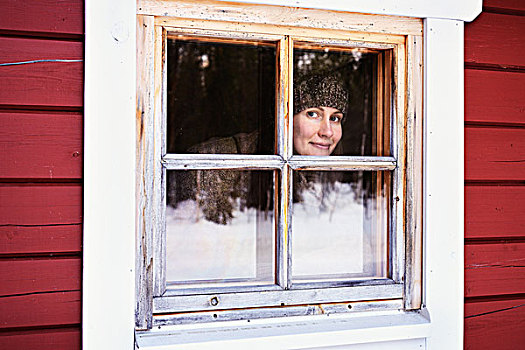 年轻,女人,头像,凝视,室外,小屋,窗户,拉普兰,芬兰