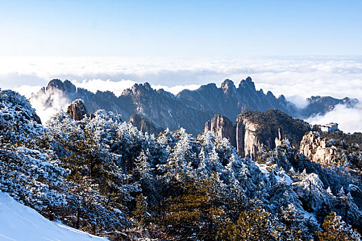 中国安徽黄山风景区,冬日雪后奇峰怪石林立,云雾飘渺宛若仙境