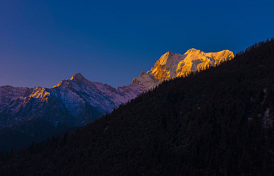 日照金山