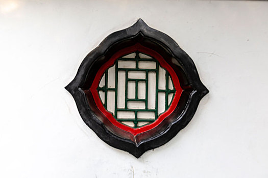 北京颐和园装饰精美图案的中式窗户