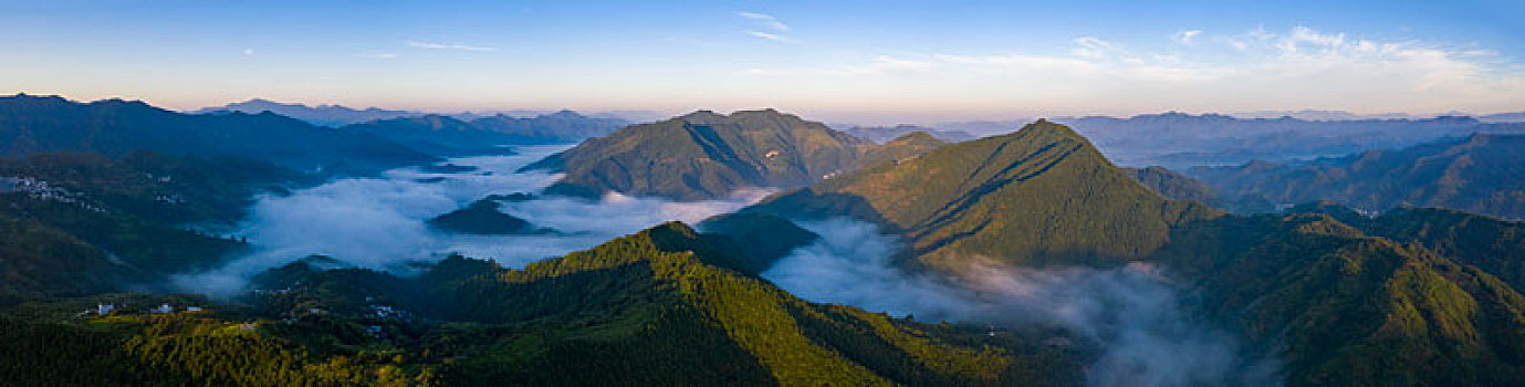 高山云雾晨曦航拍