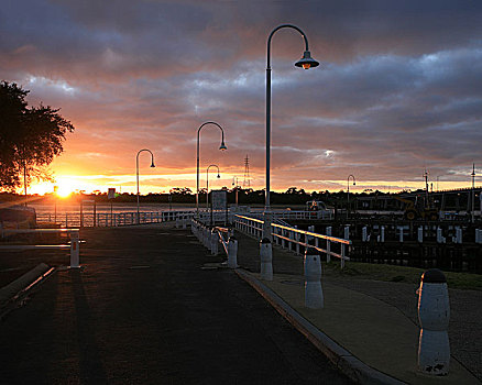 夕阳下的海湾栈桥