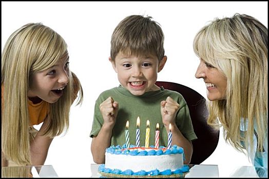 特写,母亲,两个孩子,正面,生日蛋糕