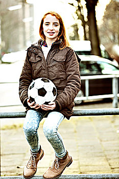 女孩,红发,坐,栏杆,足球,科隆,北莱茵威斯特伐利亚,德国,欧洲
