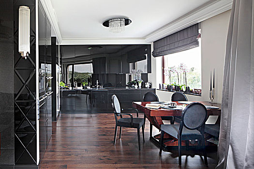 就餐区,老式,椅子,优雅,客厅,黑色,合适,柜厨,暗色,木地板,白色,粉饰灰泥,檐壁