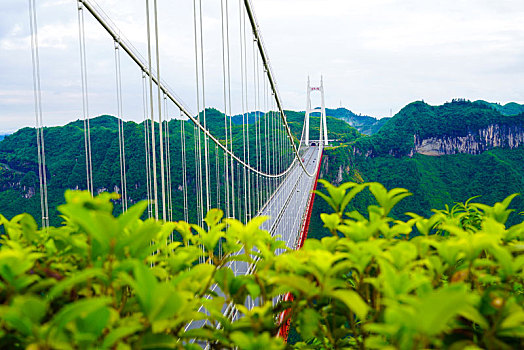 湘西矮寨大桥风景区,云雾缭绕美景如画