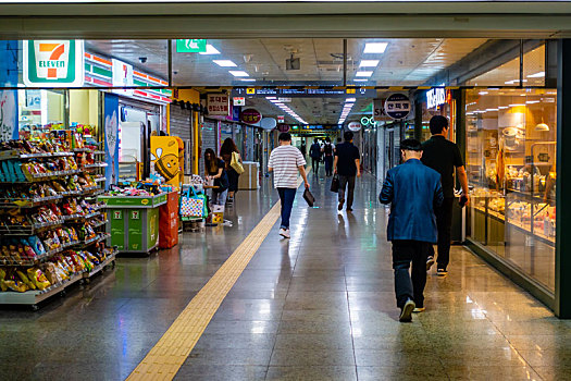 韩国首尔市民正走在地下通道当中