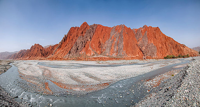 新疆喀什奥依塔克冰川景区河谷边的红色群山山体