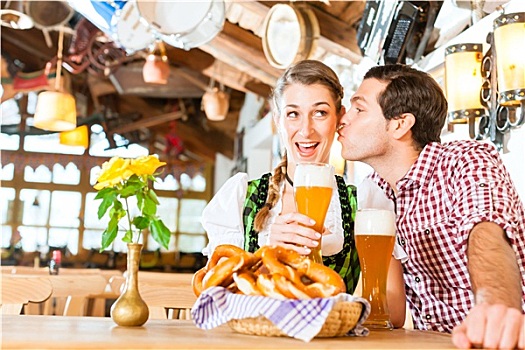 情侣,喝,小麦啤酒,巴伐利亚,餐馆