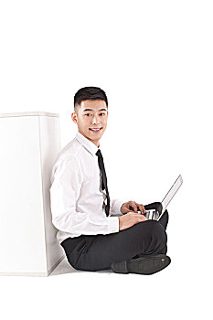 年轻商务男士使用笔记本电脑