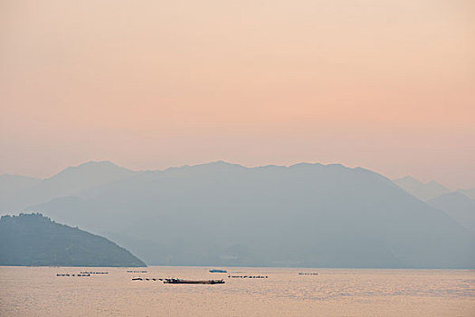 湖,岛,乌云,远山,网箱,芦苇,天空,船