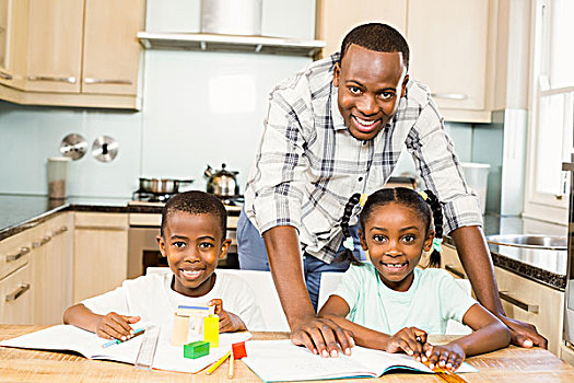 父亲,帮助,孩子,家庭作业,厨房