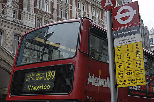 英格兰,伦敦,公交车站,双层巴士,黄色,标识,卑劣,蓝色,夜晚,巴士