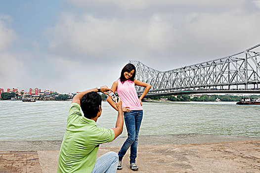 男人,拍照,女人,桥,背景,河,加尔各答,西孟加拉,印度