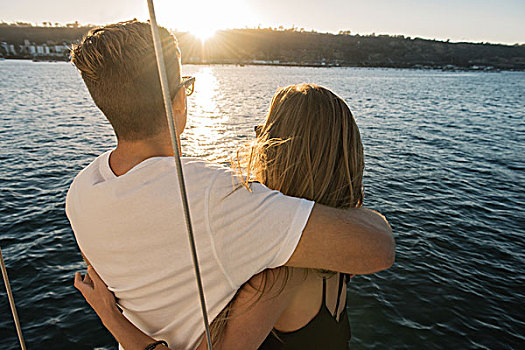 情侣,享受,日落,帆船,圣地亚哥湾,加利福尼亚,美国