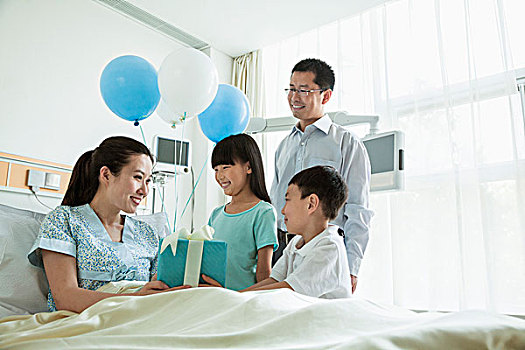 父亲,孩子,母亲,医院,给,展示,气球