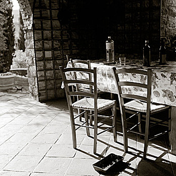 晴朗,内庭,简单,椅子,桌子,水,瓶子,玻璃,影子,阳光,潘泽诺,托斯卡纳,意大利