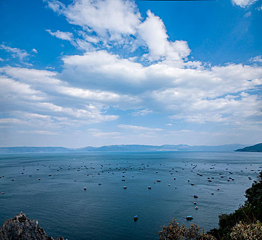 云南玉溪抚仙湖禄充风景区笔架山临深亭上远眺抚仙湖