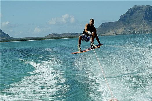 男人,海上滑板,蓝色海洋,山峦,背影