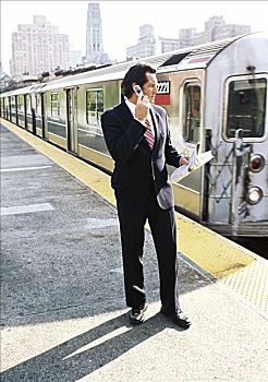 商务人士,地铁站台,交谈,手机